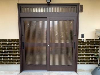 内外壁は壊さず玄関引き戸を1日でリフレッシュ