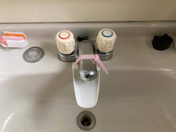 洗面化粧台の水栓金具を交換