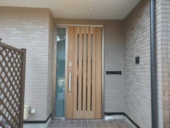 タッチキーで施錠楽々♫断熱ドアで快適♫