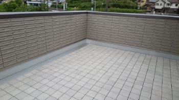 夏場　二階　暑さ　こもる　原因　エアコン　空気　屋根裏　ベランダ　カーテン　断熱