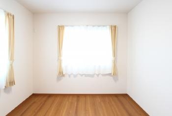 夏場　二階　暑さ　こもる　原因　エアコン　空気　屋根裏　ベランダ　カーテン　断熱