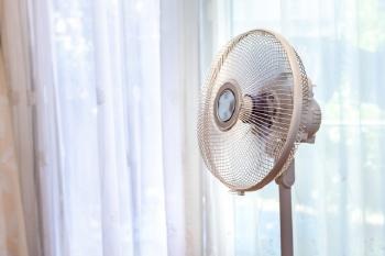 冷房　使わない　暑さ　対策　窓　換気　扇風機　打ち水　カーテン