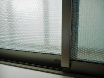 窓　断熱性　高める　方法　プチプチ　断熱フィルム　2重窓　断熱ガラス