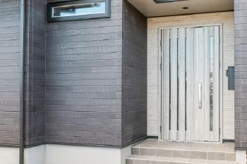 玄関ドア　断熱　リフォーム　温度差　結露　防止　省エネ　金属製　木製　ガラス　光　日光