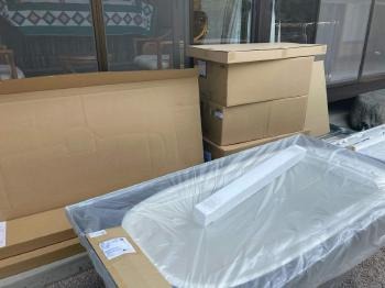 部材が小分けに梱包されており、傷つけないように開封します