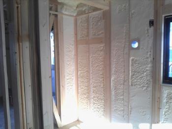 吹付　断熱　発泡ウレタン　気密性　防音性　up　結露　発生　抑える　軟質ウレタン　硬質ウレタン