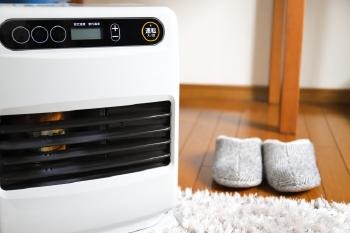 家の中　寒い　隙間風　断熱材　寒さ対策　リフォーム　窓　玄関