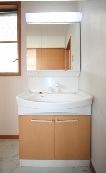 洗面台　高さ　身長　合わせる　無理な体勢　痛み　水　飛散　しにくい　身長の半分