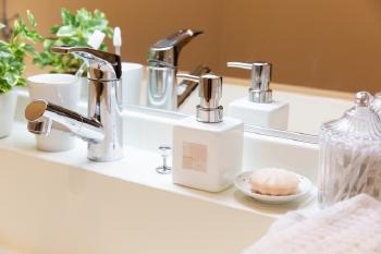 洗面台　高さ　身長　合わせる　無理な体勢　痛み　水　飛散　しにくい　身長の半分