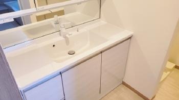 洗面台　高さ　身長　合わせる　無理な体勢　痛み　水　飛散　しにくい　身長の半分