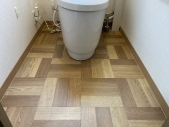 床の貼替で、清潔で安全なトイレ空間に！！