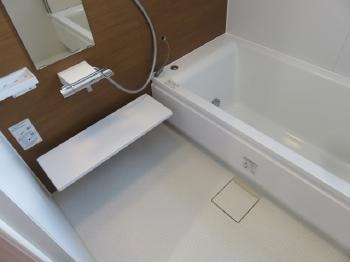 バリアフリーの浴槽にはまたぎの高さが重要！浴槽は危険が多い！