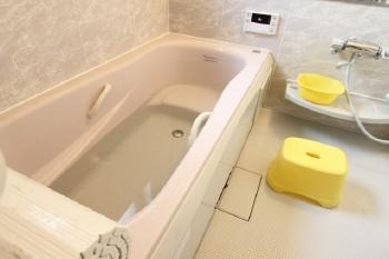 浴室　バリアフリー　転倒リスク　介護負担　快適バスタイム　手摺　床材　浴槽変更