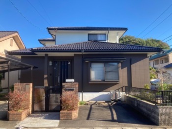 ツートンカラーでリフレッシュ塗装☆屋根塗装：キャビアブラウン＋外壁塗装：カラーボンドアイアンバーグ×セラドングリーン使用