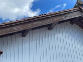 劣化の進行した漆喰外壁を保護させていただきました