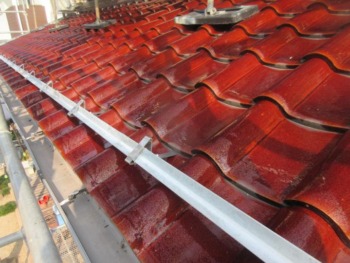 劣化して落下しそうな雪止板と、芸壁シーリングを修繕