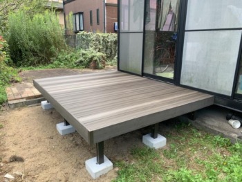 腐食・白アリに強く、普段のお手入れも簡単な「人工木材」のウッドデッキへ