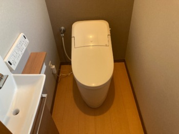 ちょうどいいを叶えるトイレリフォーム！LIXILプレアス設置です☆