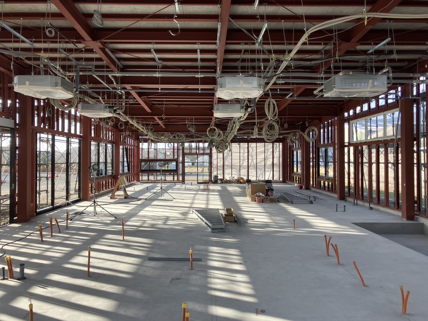 新社屋ストーリー⑭～施設内部の天井配線・空調の仕込み施工～