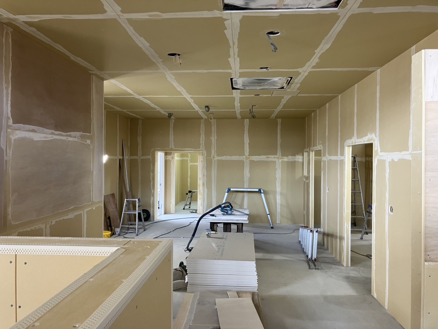 新社屋ストーリー㉑～内装施工「パテ作業」～