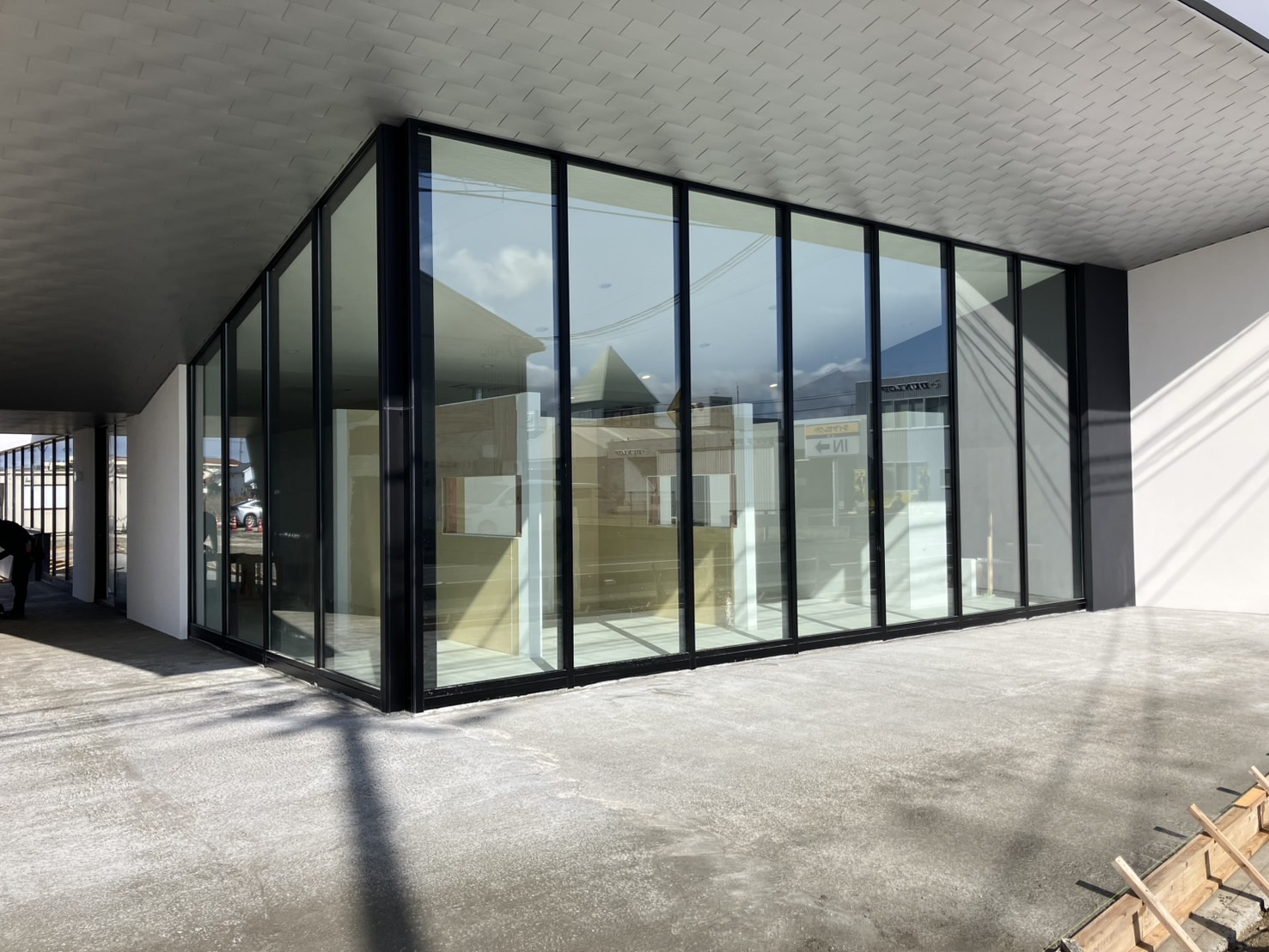 新社屋ストーリー㉖～外構工事ポーチ・テラス～