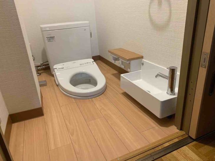 階段下収納を特殊トイレに♬