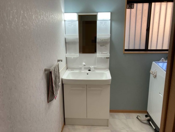 洗面台交換！～アクセントクロスを取り入れて～