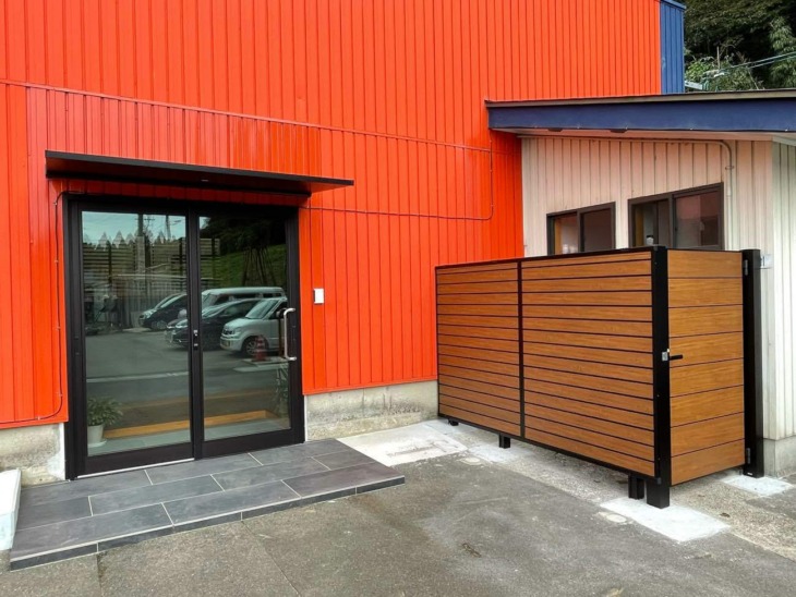 お客様出入口に目隠しフェンスを新設