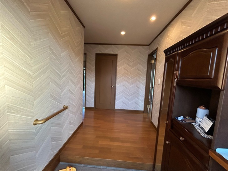 クロス張り替えで大変身！ゴージャスなLDKとホテルライクな玄関完成☆