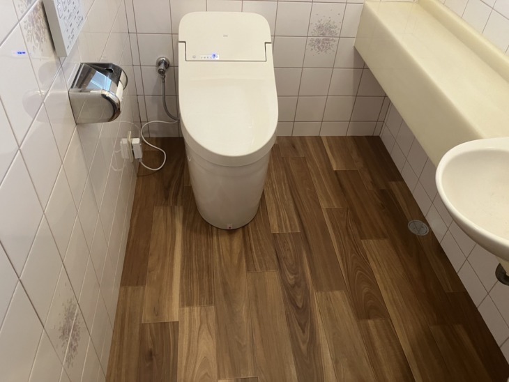 タイル床のトイレもクッションフロアに変えて掃除しやすく！