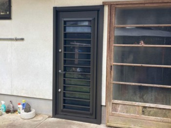 冬も夏も快適な勝手口ドア施工☆LIXILリシェント採風ドア・トリプルガラス仕様