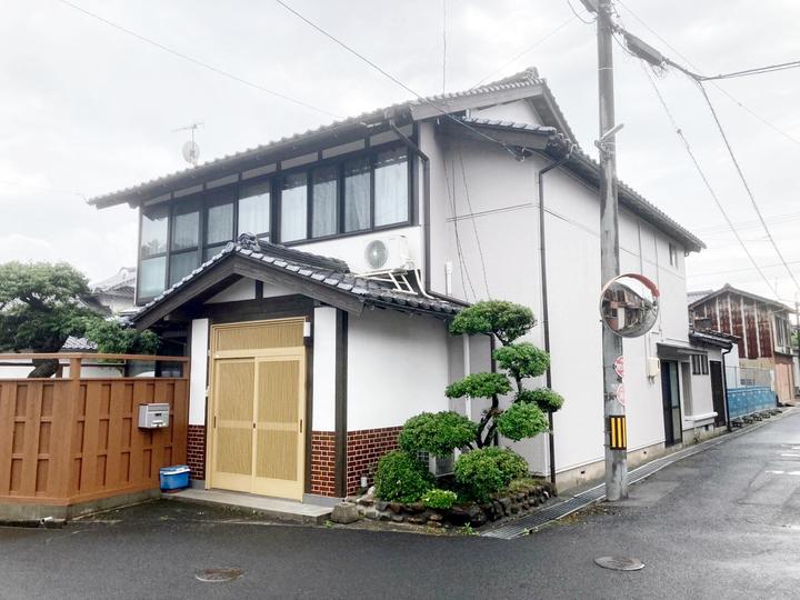 ローズグレーで外壁塗装！木塀もリフレッシュ塗装☆