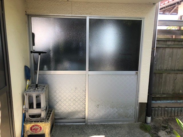 車庫の引き違い戸をリニューアル