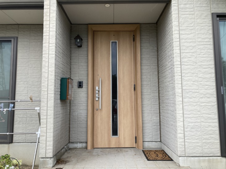 玄関ドアにダイノックシート貼れます