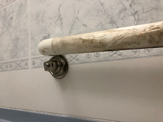 壊れてしまったシステムバスの手摺を交換