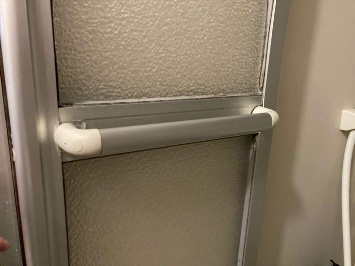 取れてしまったお風呂の折れ戸の取っ手も元通り