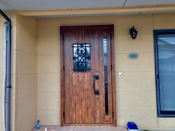 お家の雰囲気にピッタリの玄関ドアにリニューアル