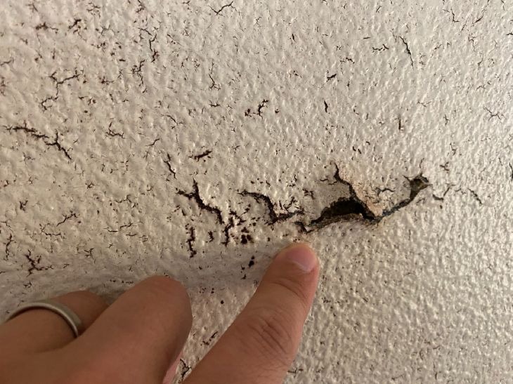 劣化の進行した浴室壁を塗装で保護させていただきました