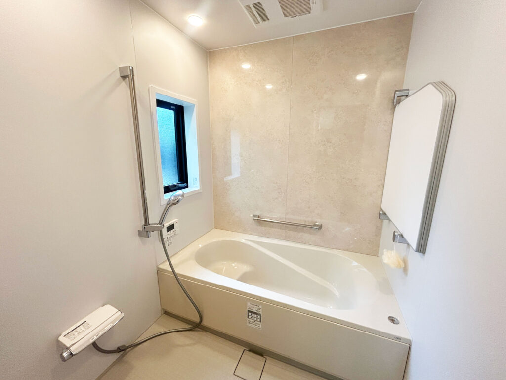 【出雲市】古くて寒いお風呂を暖かくて掃除がしやすいシステムバスに浴室・洗面室リフォーム