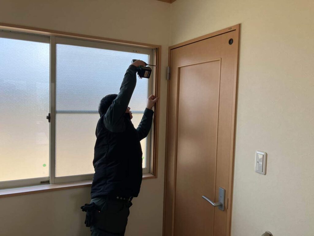 2F窓施工中です。枠取付中です。