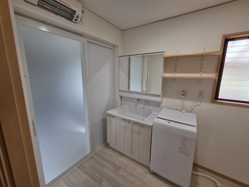 　【出雲市】洗面化粧台交換と壁掛け暖房機の設置で快適な脱衣室へ！